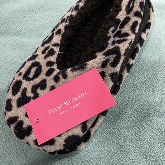 ISAAC MIZRAHI Sherpa Leopard Slippers - Picture 6 of 9